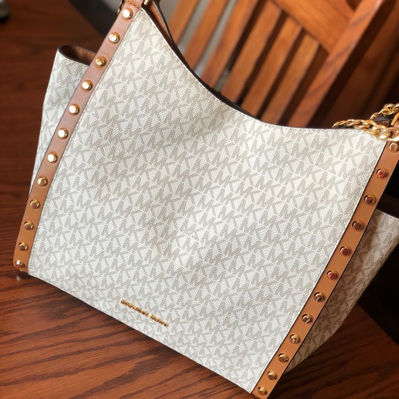 Michael Kors Handbags - Excellent condition Michael Kors purse!!